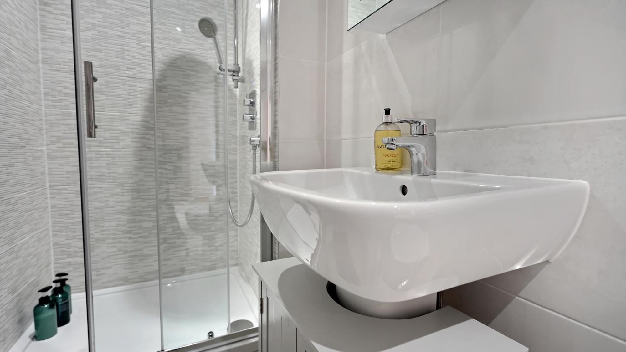 Modern And Spacious Penthouse Apartment In Putney With Free Parking Londyn Zewnętrze zdjęcie